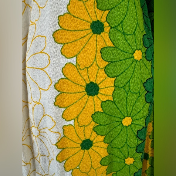 100% Cotton Vintage 1960s Ui-Maikai Flower Dress - Picture 3 of 10